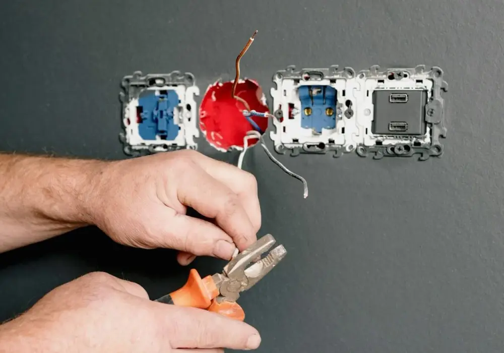 Jak połączyć gniazdko elektryczne? Bezpieczny poradnik krok po kroku