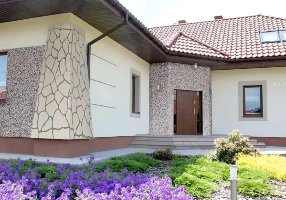 Jakie tynki do domu zapewnią komfort i trwałość na długie lata
