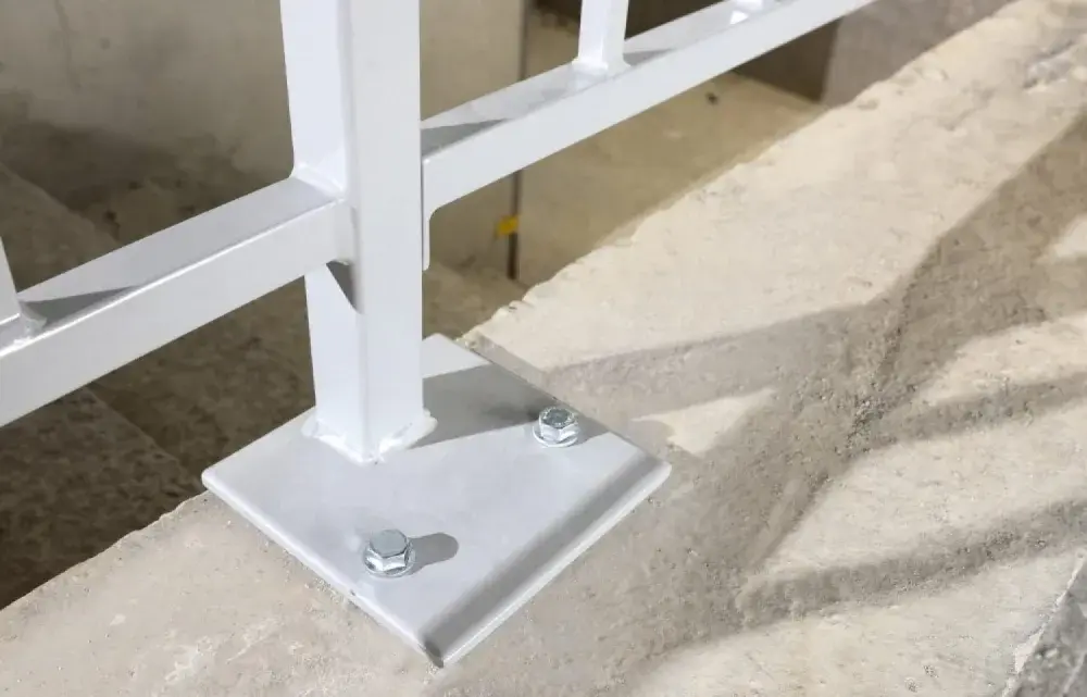 Jakie kotwy do balustrady wybrać, aby zapewnić bezpieczeństwo i trwałość?