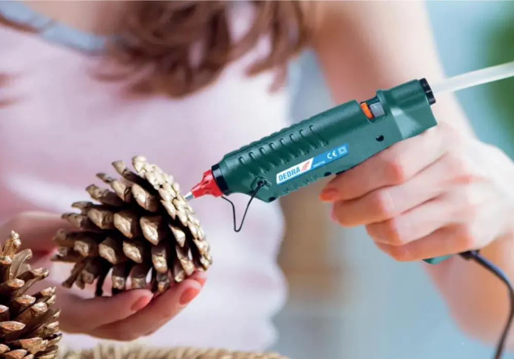 Pistolet do kleju: Bezpieczna obsługa i praktyczne projekty DIY
