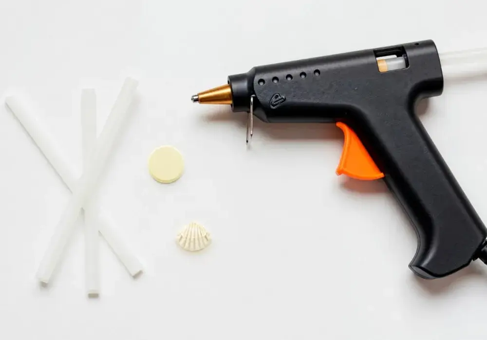 Pistolet do klejenia: Jak wybrać najlepszy? Poradnik DIY