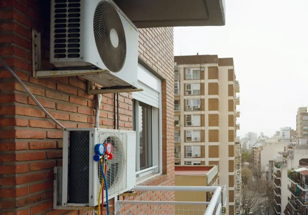 Klimatyzacja w bloku: Formalności, koszty i montaż krok po kroku