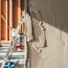 Ile schnie tynk gipsowy: kompletny harmonogram prac wykończeniowych