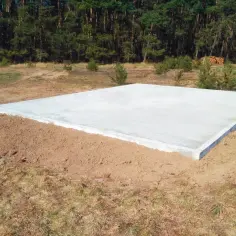 Jaki fundament pod domek letniskowy drewniany? Wybierz najlepszy!