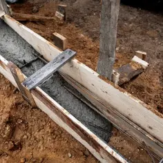 Jak zrobić fundament pod ogrodzenie, aby uniknąć błędów i kosztów