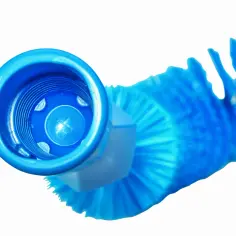 Niebieska szczotka do rur z plastikowym gwintowanym uchwytem, gotowa do czyszczenia.