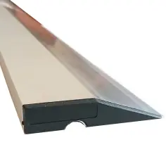Aluminiowa łata tynkarska trapezowa z czarną, gumową stopką, idealna do precyzyjnego wykańczania narożników.