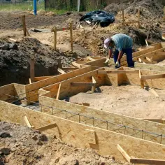 Ile desek na szalunek fundamentu? Oblicz dokładnie i uniknij błędów