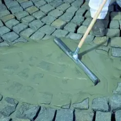 Czym wypełnić szczeliny w kostce brukowej, aby uniknąć erozji?