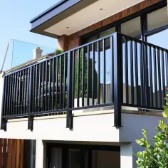 Solidne mocowanie balustrad balkonowych z czarnego metalu, zapewniające bezpieczeństwo i nowoczesny wygląd.