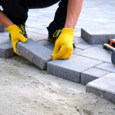 Jak ułożyć kostkę brukową ze spadkiem, aby uniknąć błędów?
