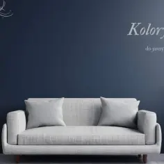 Inspiracja: jak pomalować ściany do jasnych mebli. Granatowa ściana, jasnoszara kanapa, rośliny i wazon z kwiatami.