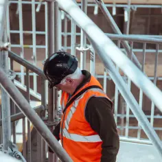 Jak złożyć rusztowanie aluminiowe? Unikaj niebezpiecznych błędów podczas montażu krok po kroku