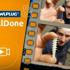 Mężczyzna pokazuje kołek karton gips. Logo Rawlplug i napis WallDone.
