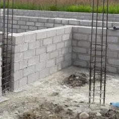 Fundamenty domu w budowie z bloczków betonowych i zbrojenia.