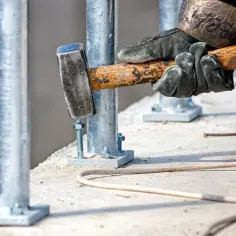 Jak prawidłowo mocować kotwy do betonu - kompletna instrukcja montażu