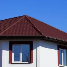 Jaki kolor elewacji do wiśniowego dachu - idealne połączenia kolorów
