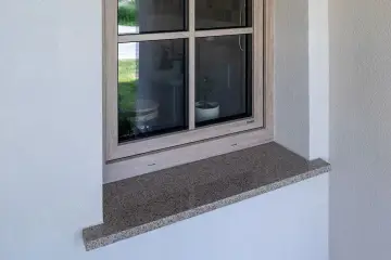 Kamienny parapet pod oknem, gotowy do montażu. Praktyczny poradnik, jak osadzić parapet, pomoże Ci wykonać tę pracę.