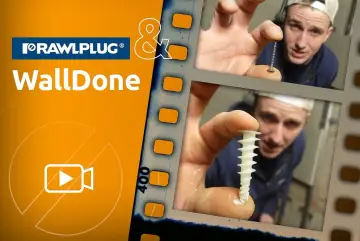 Mężczyzna pokazuje kołek karton gips. Logo Rawlplug i napis WallDone.