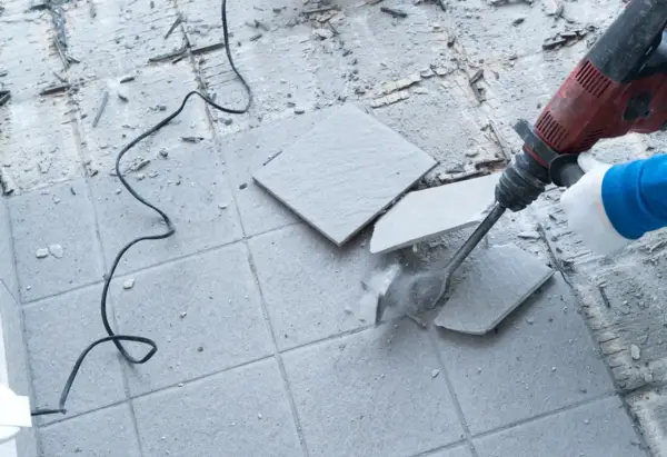 Jak skuć klej po płytkach? Skuteczny poradnik krok po kroku