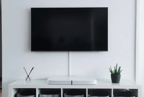 Jak wysoko powiesić TV? Optymalna wysokość dla komfortu i zdrowia
