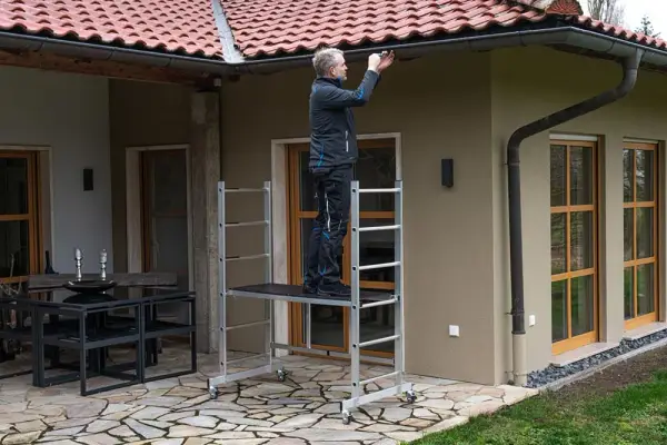 Odgromienie rusztowania - jak uniknąć niebezpieczeństw na budowie