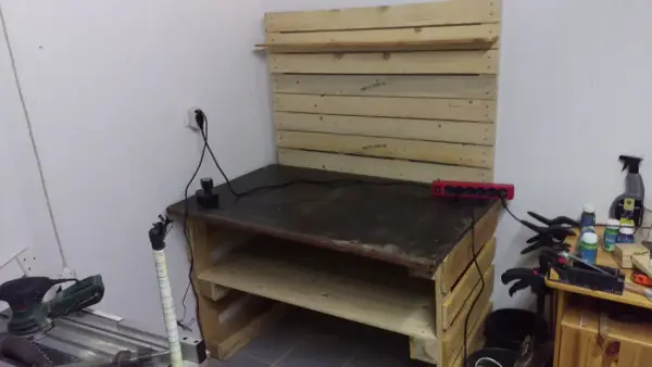 Stół warsztatowy z palet: Budowa krok po kroku tanio i solidnie