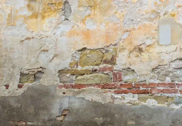 Jak naprawić odpadający tynk zewnętrzny? Poradnik krok po kroku