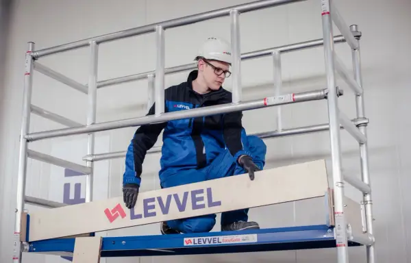 Jak bezpiecznie zmontować rusztowanie aluminiowe? Instrukcja krok po kroku