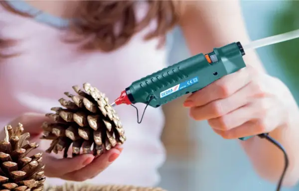 Pistolet do kleju: Bezpieczna obsługa i praktyczne projekty DIY