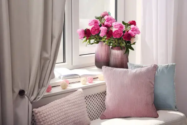 Jak udekorować parapet w salonie? Inspiracje i praktyczne porady