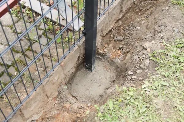 Jak osadzić słupki ogrodzeniowe? Poradnik krok po kroku