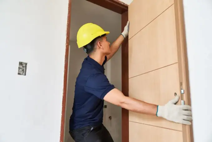 Montaż drzwi wewnętrznych krok po kroku: Poradnik DIY